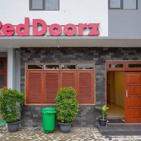 Отель Reddoorz Plus Near Jogja City Mall 5 Джокьякарта Экстерьер фото